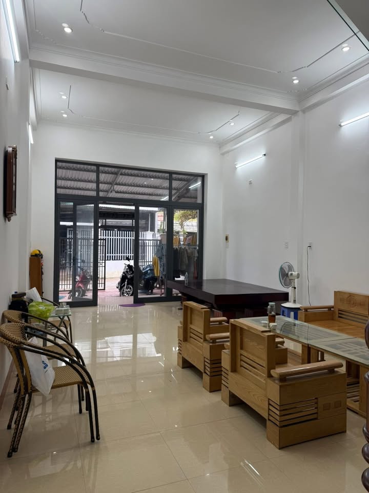 Nhà 2 lầu mới đường Trường Chinh, Quảng Ngãi 120m² giá 2.2 tỷ - Sẵn sàng vào ở ngay!