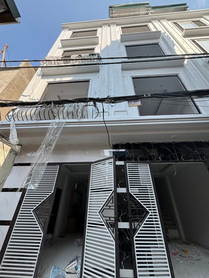 Nhà mới Lĩnh Nam 32m² giá 5.7 tỷ - Thiết kế hiện đại, lô góc thoáng mát!