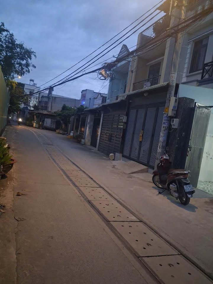 Nhà phố Tân Xuân 68m² giá 2.3 tỷ - Sổ đỏ chính chủ, đường thông đẹp!