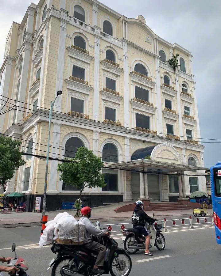 Bán tòa nhà góc 2 mặt tiền Lê Văn Quới, Bình Tân, 2034m², chỉ 275 tỷ - Cơ hội đầu tư hấp dẫn!