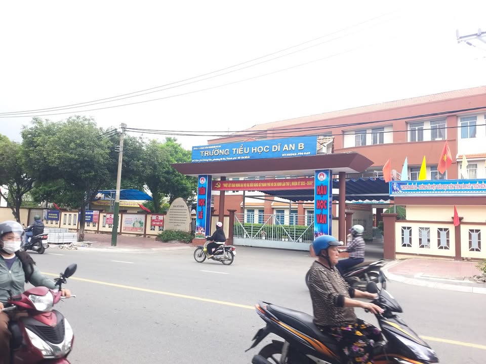 Nhà 3 tầng Dĩ An 180m² giá 4 tỷ - Đường xe hơi, sát trường học!