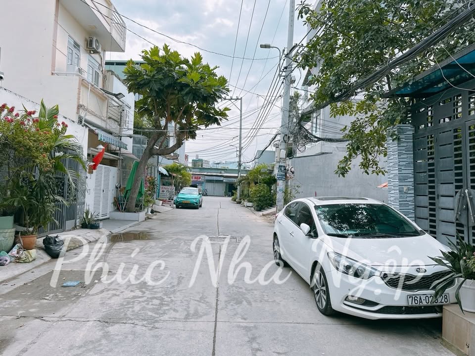 Nhà cấp 4 Phú Thuận Quận 7 60m² giá 7.1 tỷ - Đang cho thuê, hẻm xe hơi 8m