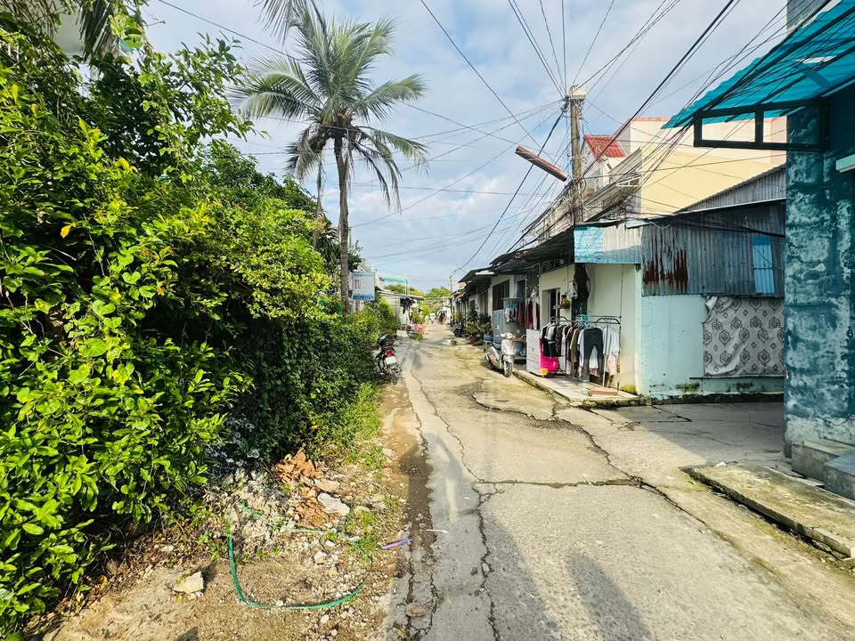 Nhà cấp 4 + Đất mặt tiền hẻm ô tô Lê Thị Hồng Gấm, Rạch Giá 215m² - Giá chỉ 2 tỷ!