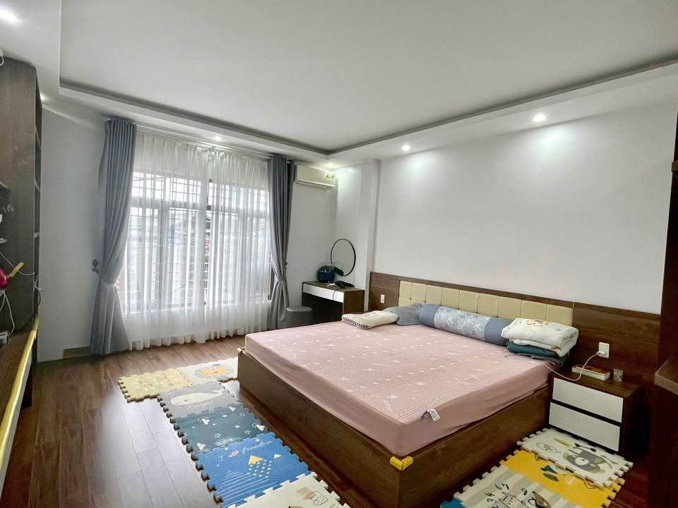 Bán nhà phố Bùi Thị Xuân, Hạ Long 111.3m² giá 5 tỷ - Ô góc tiện nghi