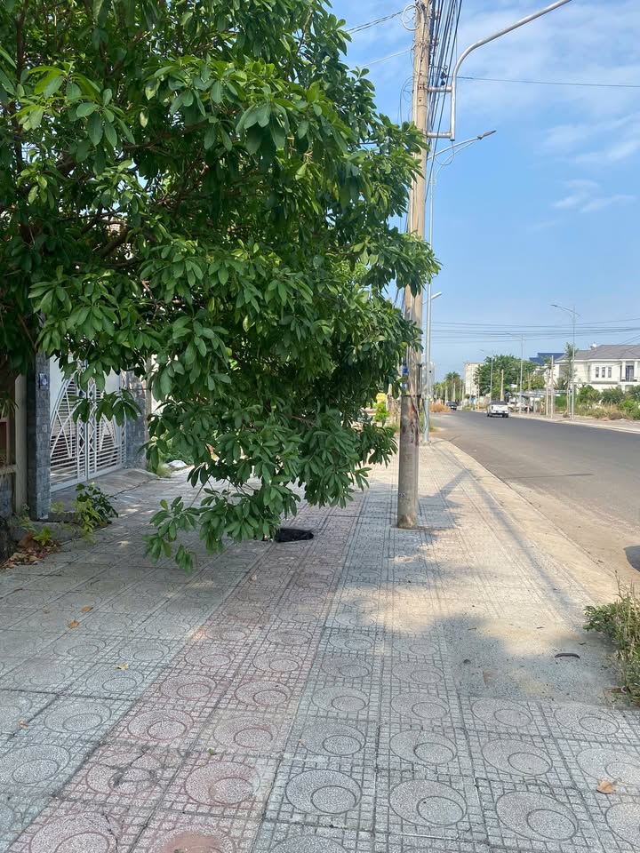 Nhà Tân Phú, Đồng Xoài 200m² giá 5 tỷ - Sân đậu ô tô, 3 phòng ngủ