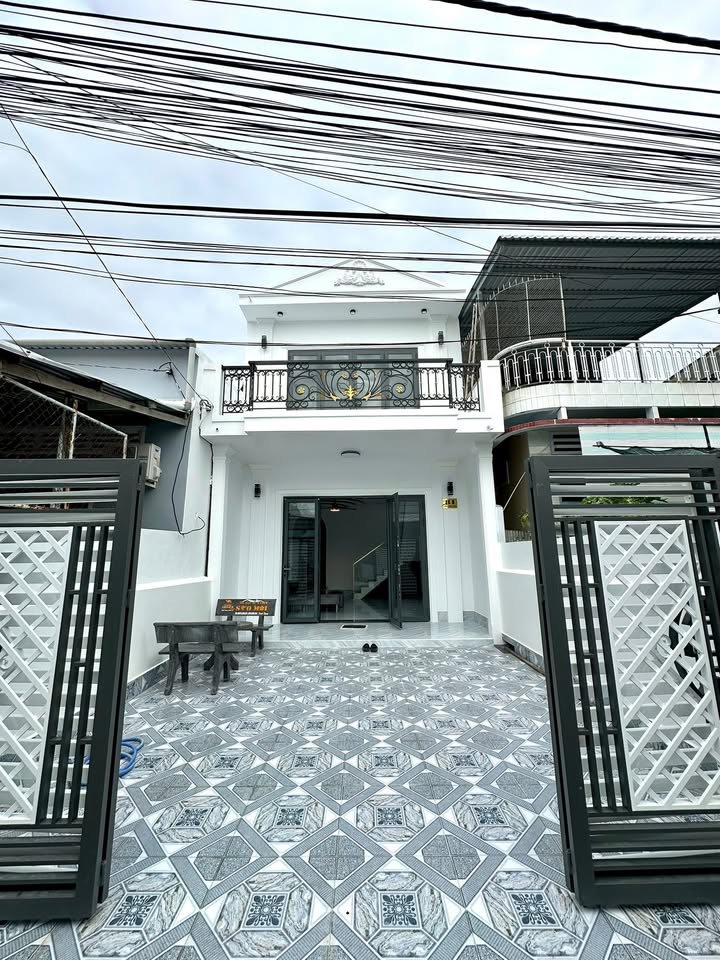 Nhà phố Tân cổ điển 2 mặt tiền đường Trần Quốc Toản, Rạch Giá 130m² - Full nội thất tặng kèm!