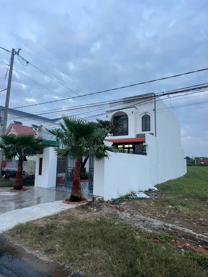 Nhà Hòa Phú Châu Thành 150m² giá 2.4 tỷ - Hai mặt tiền, giao thông thuận lợi!