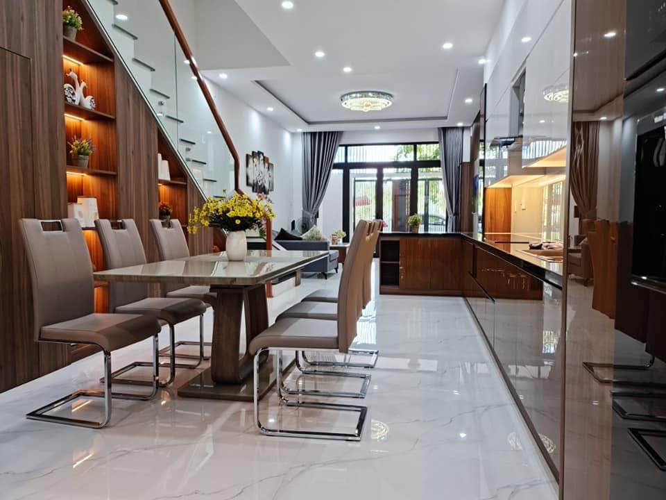 Nhà 3 tầng Hòa Xuân 100m² giá 8 tỷ - Full nội thất cao cấp!