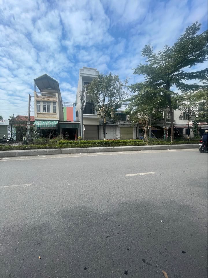 Nhà 3 tầng mặt tiền đường Bái Tử Long, Cẩm Phả - Cho thuê giá 12 triệu/tháng