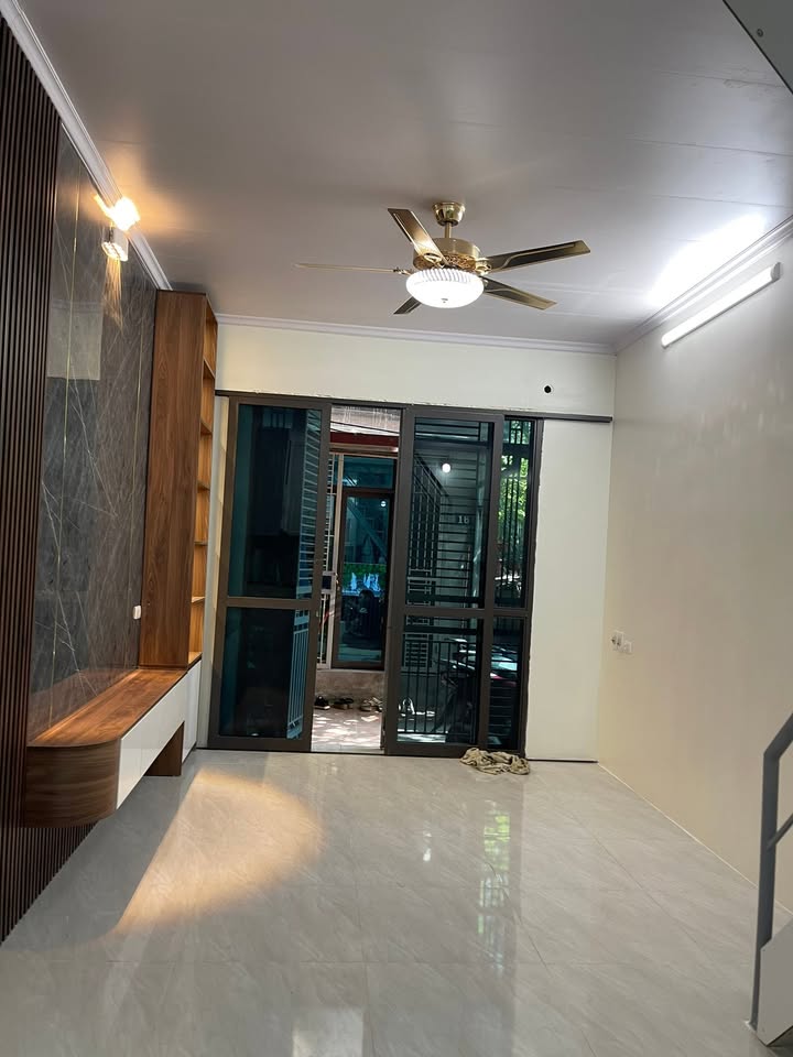 Nhà bán Lĩnh Nam, Hoàng Mai 30m² giá 2 tỷ - Vị trí đẹp, tiện ích đầy đủ!