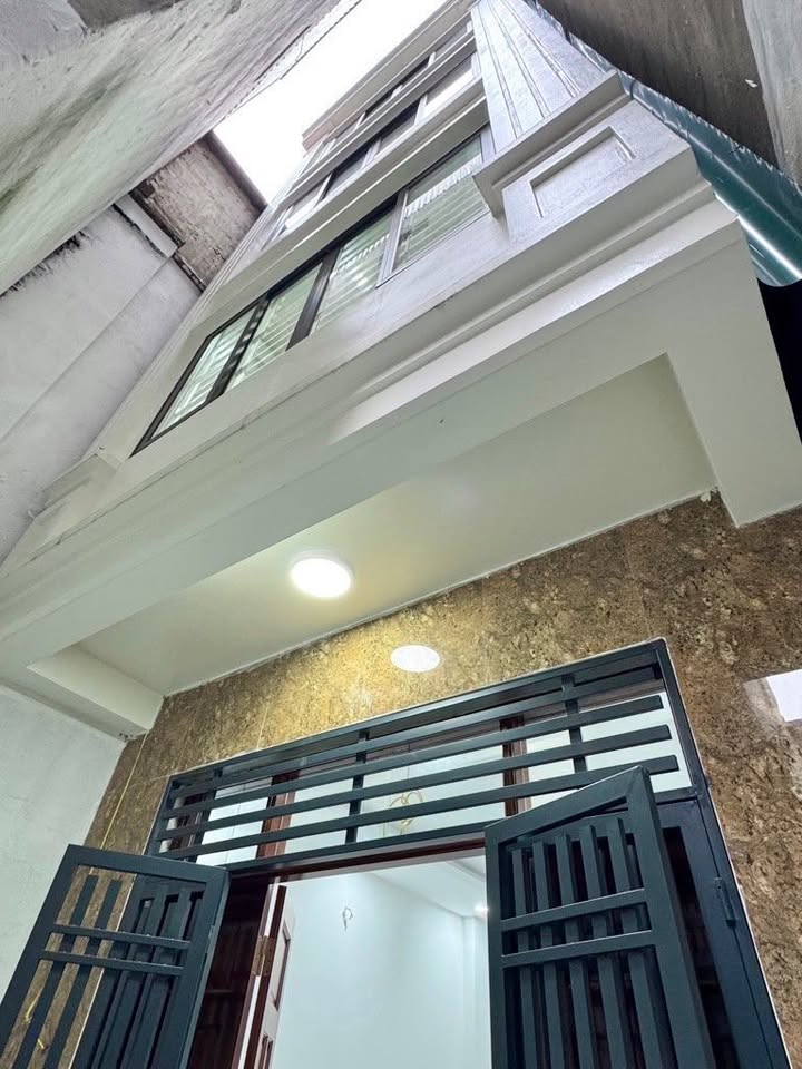 Nhà riêng tại Quỳnh Lôi - 45m² giá 8 tỷ - Sân riêng để xe thoải mái!