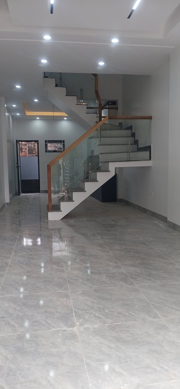 Nhà 3 Tầng Tân Ước 45m² giá 3.85 tỷ - Nội thất cơ bản, ô tô đỗ cửa!