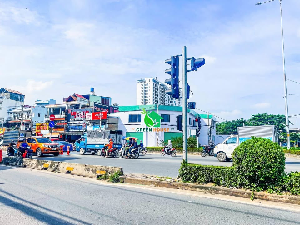 Cho thuê nhà góc 2 mặt tiền đường Hà Huy Giáp, Quận 12 - Diện tích 580m², nhà mới 100%!