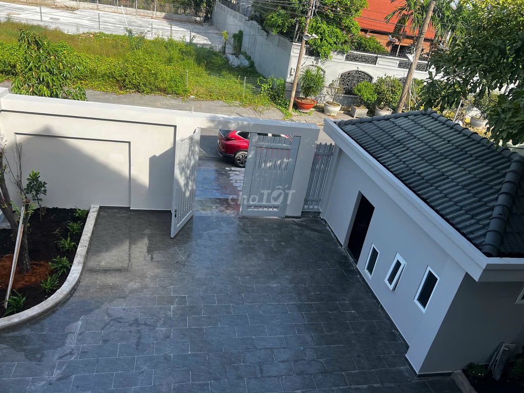 Cho thuê biệt thự khu Bách Khoa Đỗ Xuân Hợp 360m² giá 37 triệu - An ninh và tiện nghi đầy đủ!