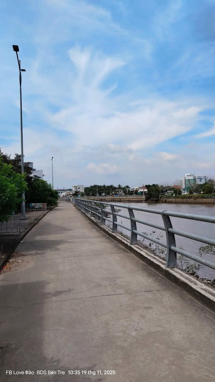 Nhà và quán kinh doanh mặt tiền 435m² tại Mỏ Cày - Giá 6 tỷ thương lượng