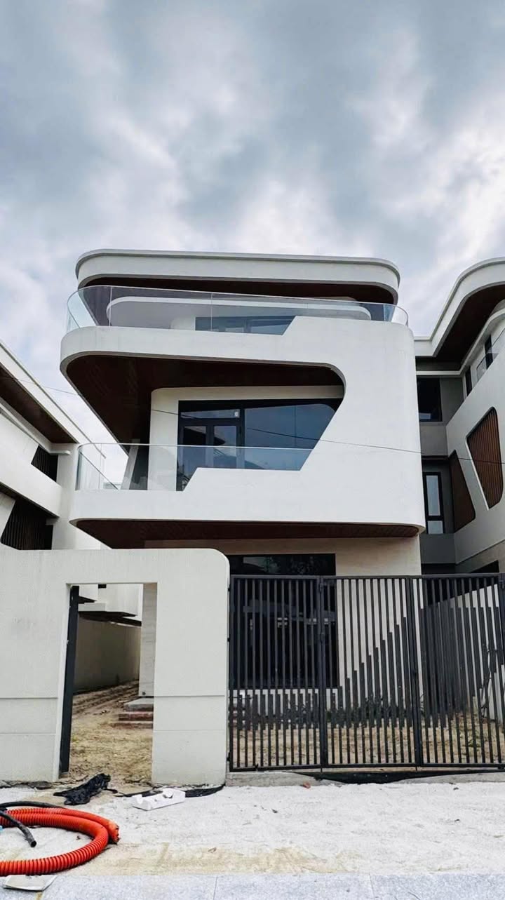 Cho thuê biệt thự liền kề 300m² Đường Bùi Viện - Giá 35 triệu/tháng, nội thất mới!