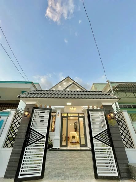 Nhà mái thái tại phường Tân Hạnh, Vĩnh Long 100m² giá 1.78 tỷ - Thiết kế đẹp, sẵn sàng ở ngay!