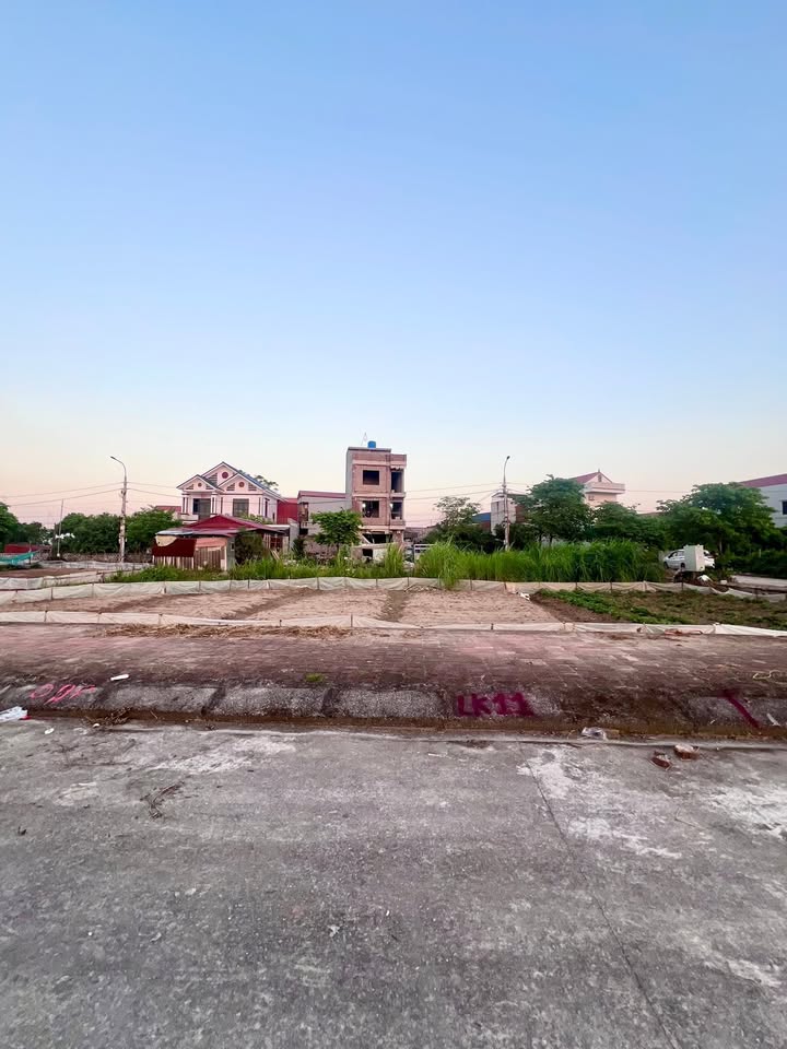 Đất nền Hưng Yên 100m² giá 4 tỷ - Vị trí đắc địa gần khu hành chính!