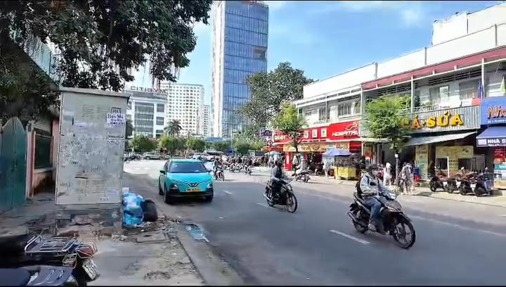 Bán Nhà Mặt Tiền Nguyễn Gia Trí 611m² giá 300 tỷ - Vị trí đẹp, siêu hiếm!