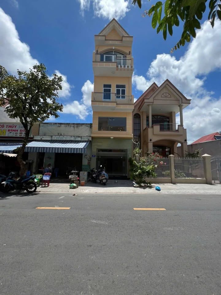 Nhà mặt tiền Nguyễn Du, Bà Rịa 102m² giá 6.5 tỷ - Kinh doanh sầm uất!