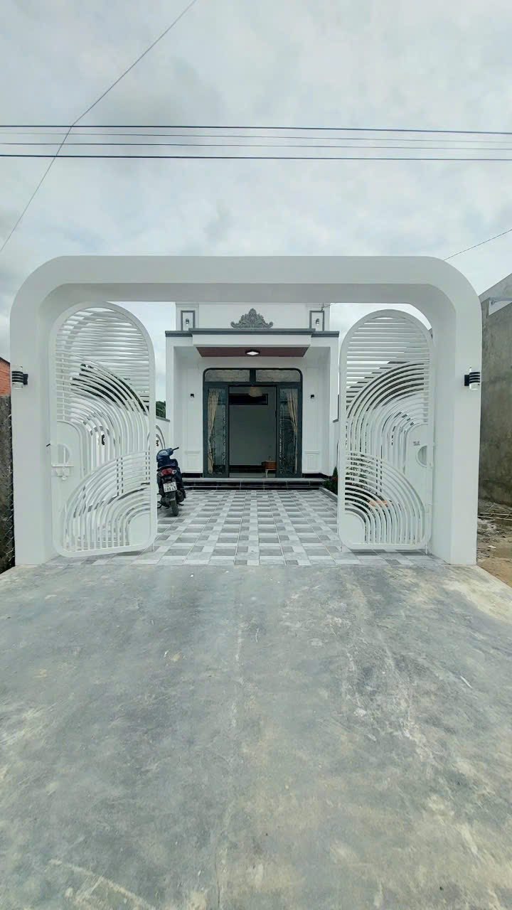 Nhà mới hoàn thiện hẻm Ngô Quyền, Phường Long Hoa, Tây Ninh 128.25m² giá 1.39 tỷ - Thiết kế hiện đại, sân ô tô thoải mái!