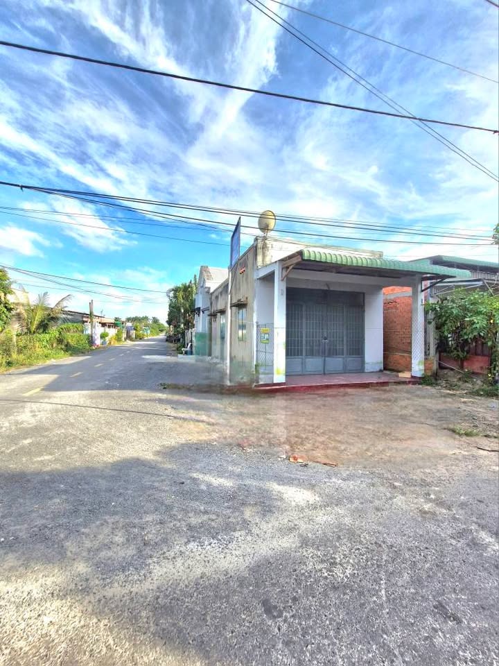 Nhà 2 mặt tiền góc ngã tư đường Trịnh Phong Đáng, Hòa Thành, Tây Ninh - Đầu tư sinh lời chỉ 700 triệu!