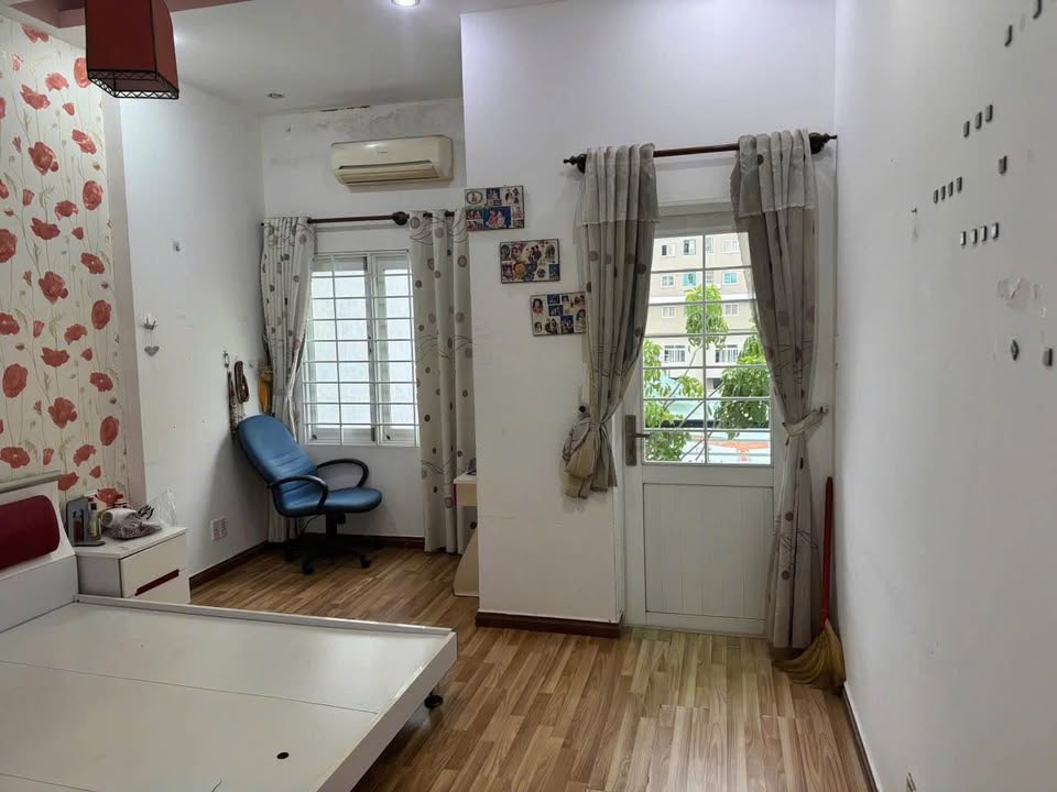 Nhà cho thuê mặt tiền hẻm ô tô Tạ Uyên 4 tầng giá chỉ 10 triệu - Sẵn sàng vào ở!