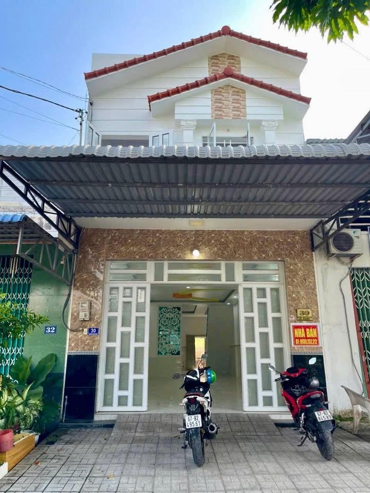 Nhà phố Long Xuyên 108m² giá 2 tỷ - Pháp lý rõ ràng, chính chủ!