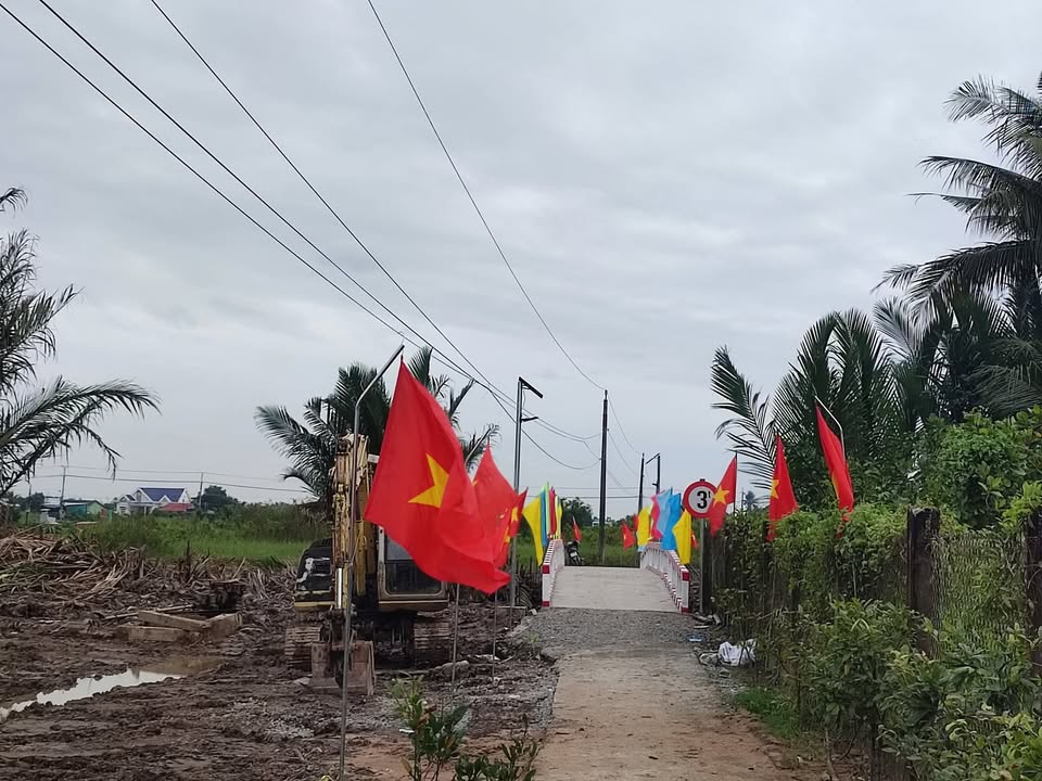 Đất trồng cây 1600m² tại Ấp Phú Tây B - Thổ cư sẵn sàng, giá chỉ 1.1 tỷ!