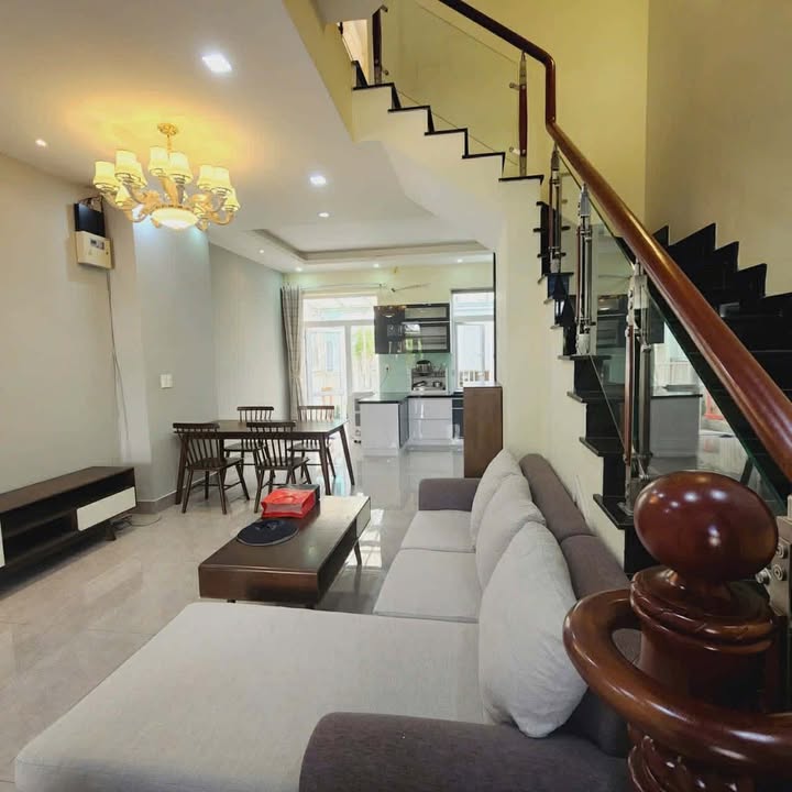 Nhà phố Liên Phường Thủ Đức 4 phòng ngủ giá 16 triệu - Nội thất đầy đủ, vào ở ngay!