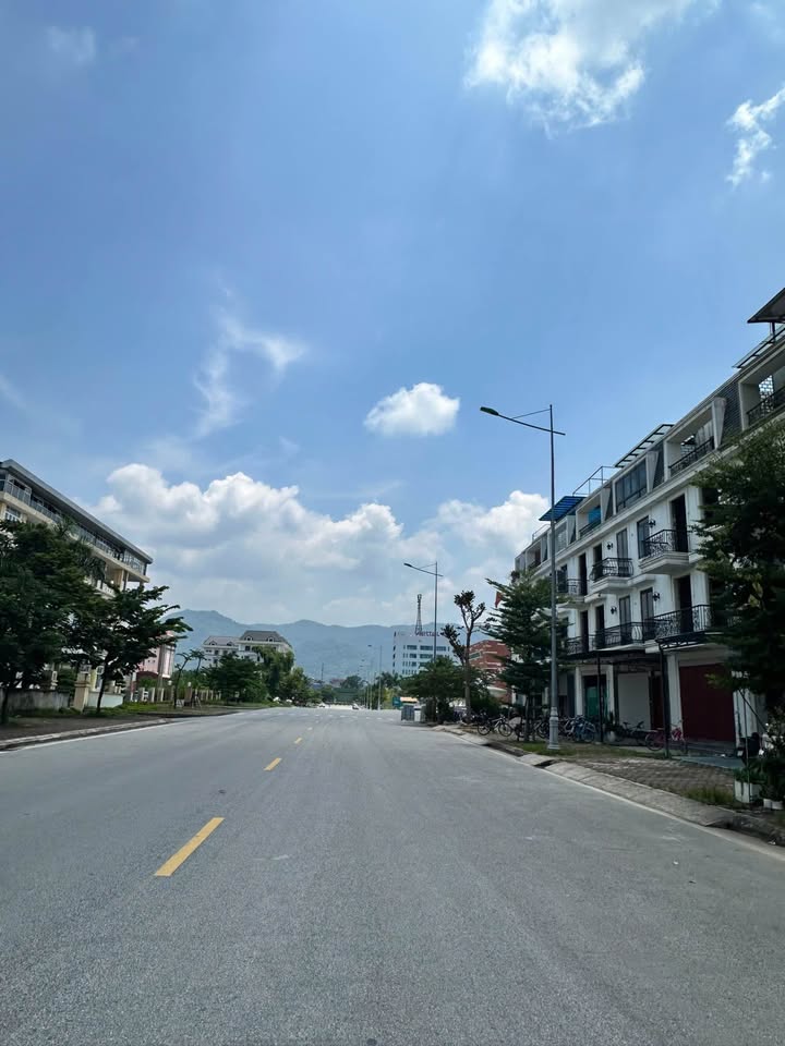 Nhà liền kề Đề Thám, Cao Bằng 100m² giá 7 tỷ - Sẵn sàng vào ở ngay!