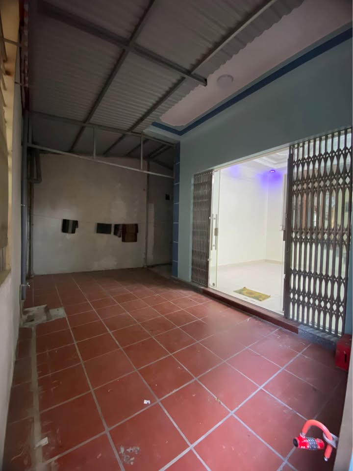 Nhà 3 tầng Trần Hưng Đạo, Nam Định 69.5m² giá 2.3 tỷ - Sân cổng rộng rãi!