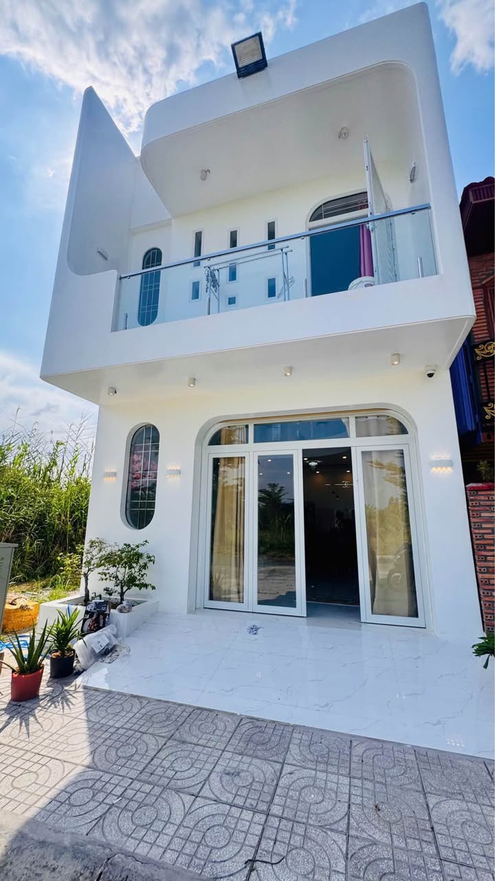 Nhà đẹp mới xây tại Mỹ Hoà, Long Xuyên 70m² giá 2.8 tỷ - Đầy đủ nội thất, vào ở ngay!