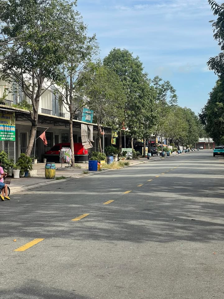 Nhà phố Bàu Bàng 300m² giá chỉ 2 tỷ - Mẫu đẹp sẵn sàng vào ở!