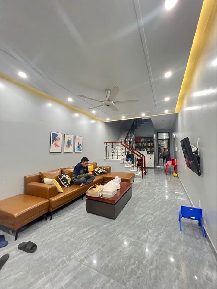 Nhà mặt đường Quán Nam, 100m² giá 8 tỷ - Sổ đỏ chính chủ, gara ô tô!