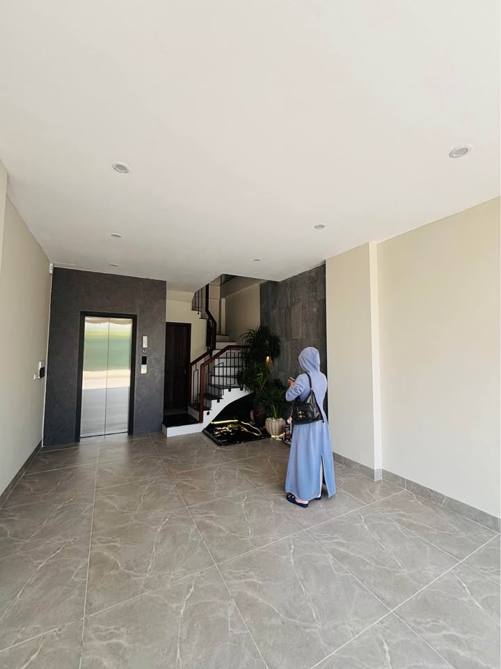 Nhà riêng Thạch Bàn 70m² giá 7 tỷ - Ô tô đỗ cửa, sổ đỏ chính chủ!