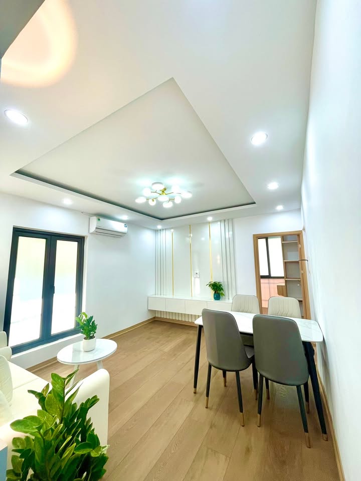 Căn hộ Tập thể Quỳnh Mai 40m² giá 4 tỷ - Ban công thoáng mát, view sân chơi!