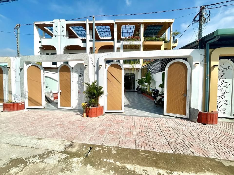 Nhà vườn Long Trạch 162m² giá 3.35 tỷ - Thiết kế sang trọng, sân vườn rộng rãi!