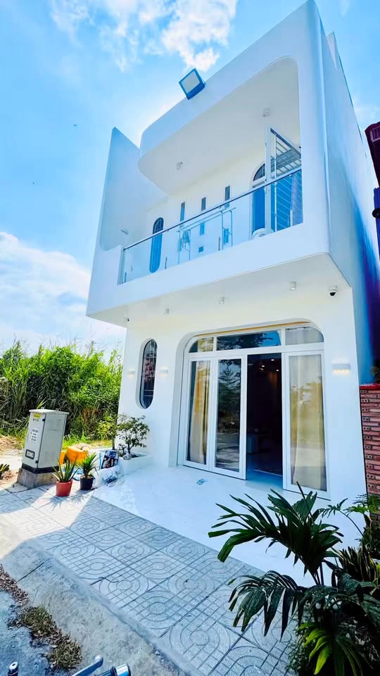 Nhà đẹp khu Làng Giáo Viên Mỹ Hoà 70m² giá 2.8 tỷ - Full nội thất sang trọng!