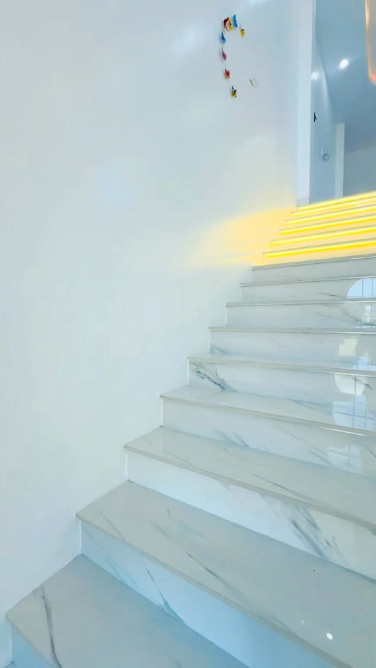 Nhà đẹp mới xây 70m² tại Khu Làng Giáo Viên Mỹ Hoà giá 2.8 tỷ - Nội thất đầy đủ, vào ở ngay!