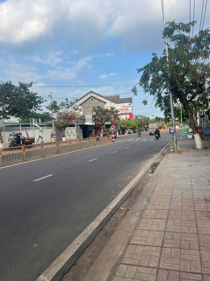 Nhà mặt tiền đường Hồ Thị Hương, Long Khánh 175m² giá 6.5 tỷ - Sổ riêng thổ cư!