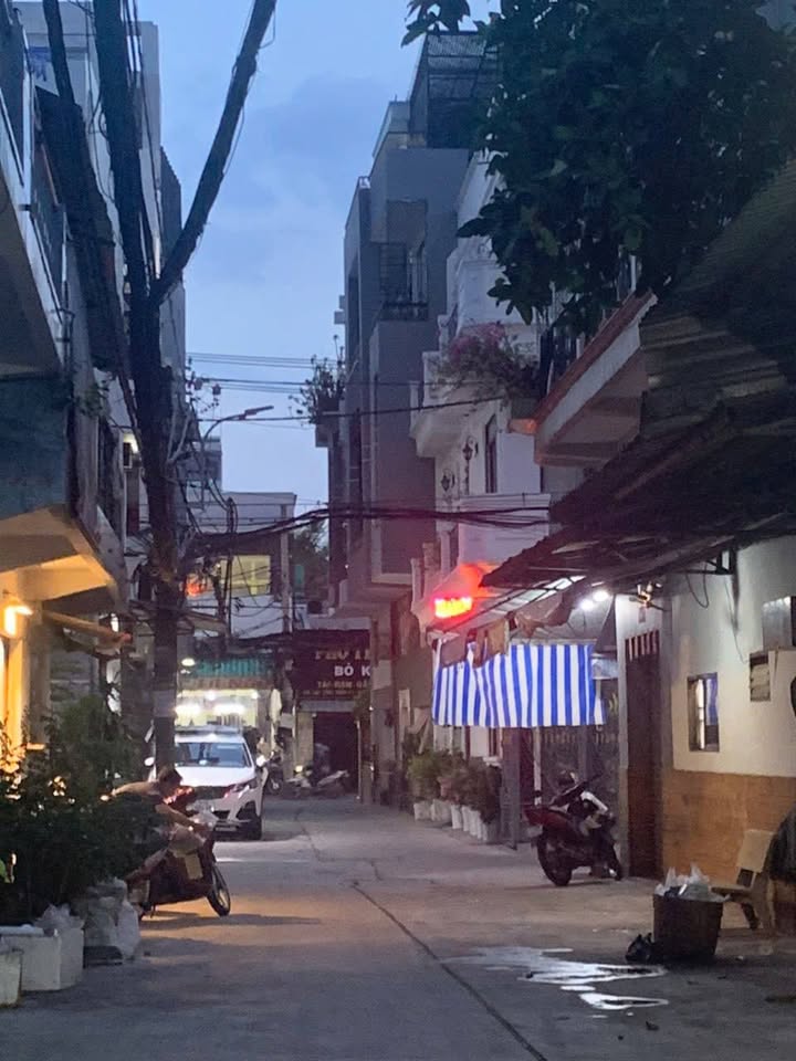 Nhà cho thuê hẻm 8m Lạc Long Quân 37m² giá 12 triệu - Khu vực an ninh, tiện ích đầy đủ!