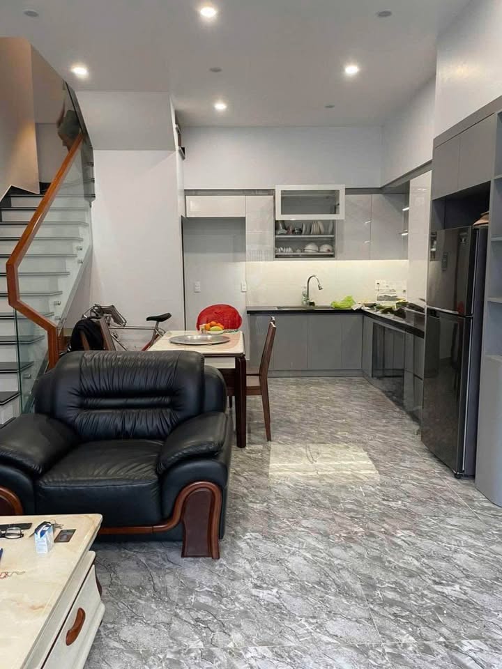 Nhà 4 tầng mặt đường Đông Khê 52m² giá 7.4 tỷ - Cơ hội đầu tư tuyệt vời!