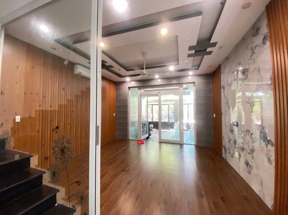 Nhà cho thuê 3 tầng mặt tiền Thái Văn Lung, Đà Nẵng 100m² - Phù hợp cho gia đình và văn phòng!