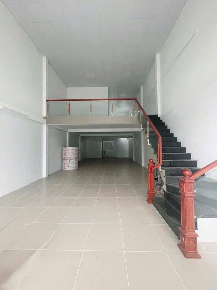 Nhà mặt tiền Đông Hòa, Dĩ An 250m² giá 10 triệu - Phù hợp làm văn phòng và lớp dạy thêm!