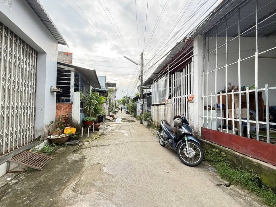 Nhà cho thuê Hẻm R14 Trần Văn Giàu 90m² giá 3 triệu - Khu vực an ninh, thuận tiện!