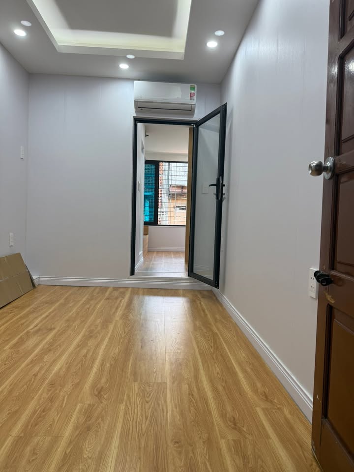 Căn hộ tầng 4 tại Nhà tập thể Thanh Xuân Bắc 35m² giá 1.75 tỷ - Tiện ích đầy đủ, sẵn sàng vào ở!