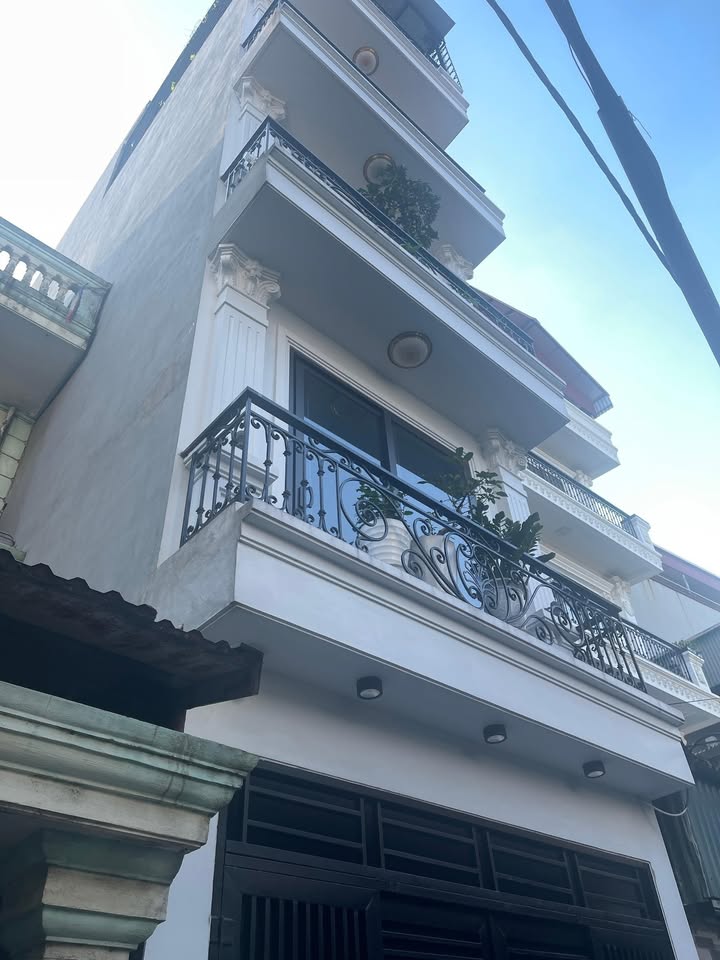 Nhà Thạch Bàn Long Biên 54m² giá 10.5 tỷ - Ô tô đỗ cửa, tiện ích đầy đủ!