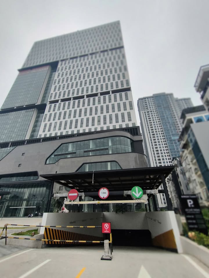 Văn phòng cho thuê Rox Tower 136 Hồ Tùng Mậu - Giá chỉ từ 5x triệu/m², cơ hội vàng không thể bỏ lỡ!