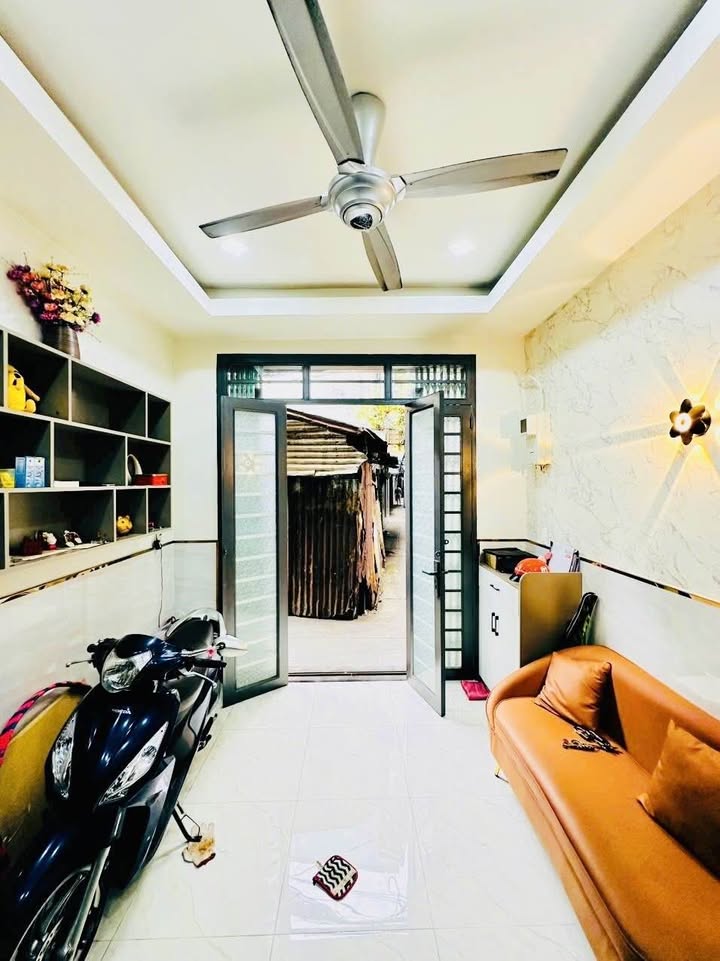 Nhà 3 tầng đường Lạc Long Quân, quận Tân Bình 16m² giá 2.75 tỷ - Thiết kế hiện đại, phong thủy tốt!